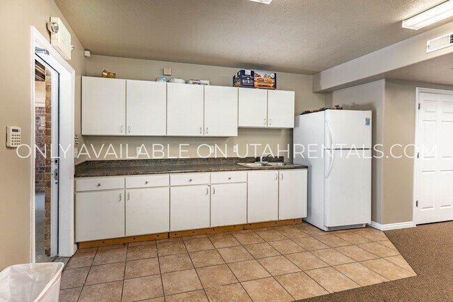 Building Photo - 878 E 700 N