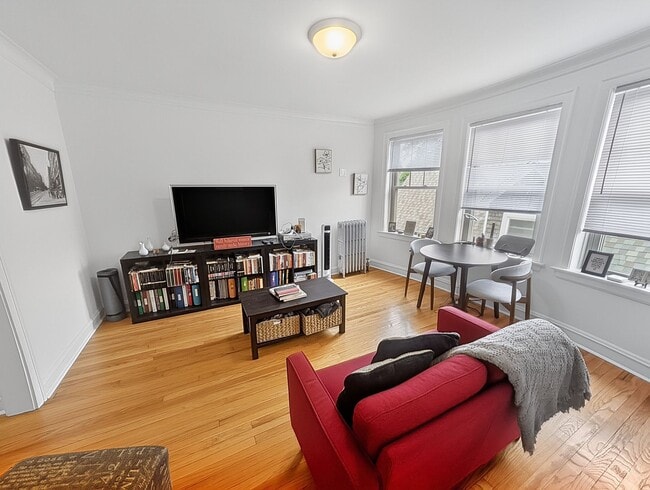 Building Photo - Spacious 1 BR - New Renovation Near the Lake on Quiet Block!