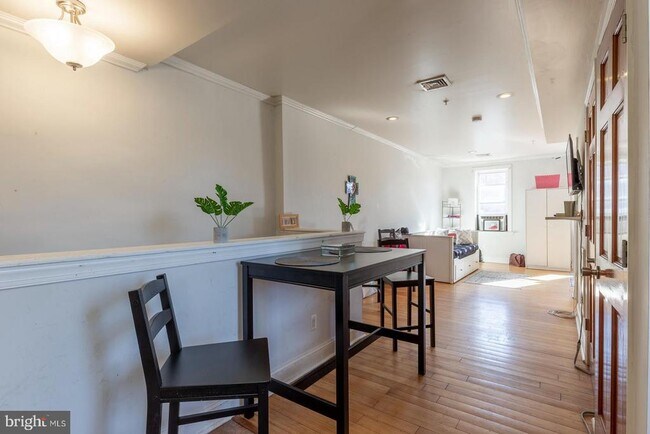 Primary Photo - 2026 Ridge Ave
