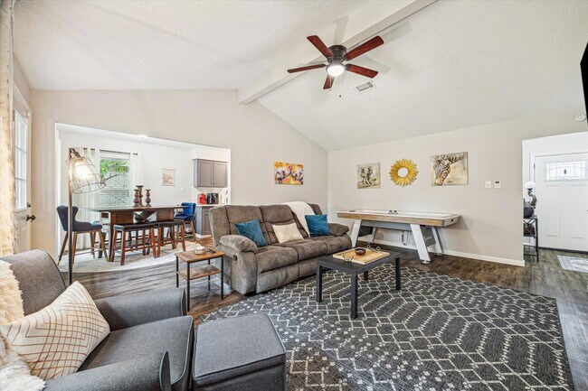 Building Photo - 5013 Valleyview Dr