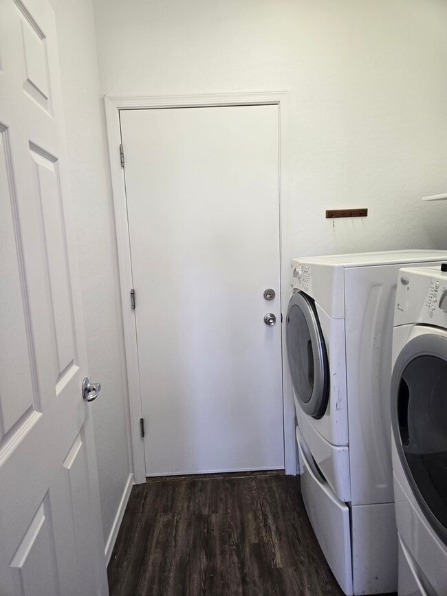 Building Photo - Spacious 4 bed, 3 full bath home in New Ri...