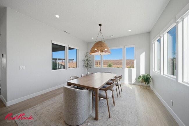 Building Photo - 4 Bedroom Home with Gorgeous Views