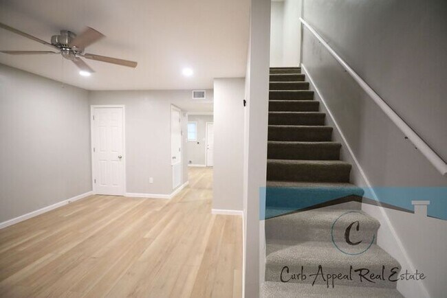 Building Photo - Fully renovated 2 bed 2 bath townhouse