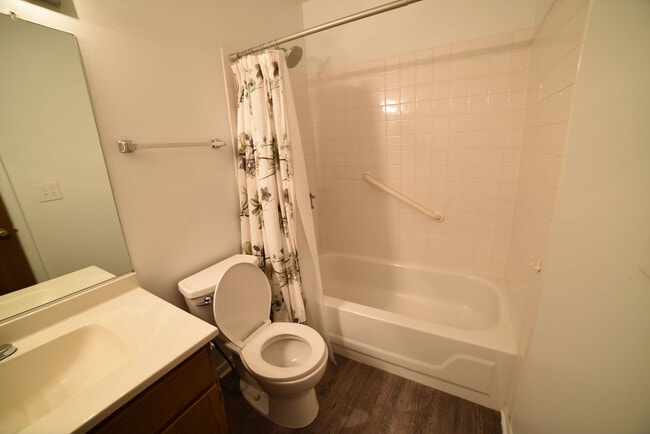 Building Photo - 437 N Cambridge Dr