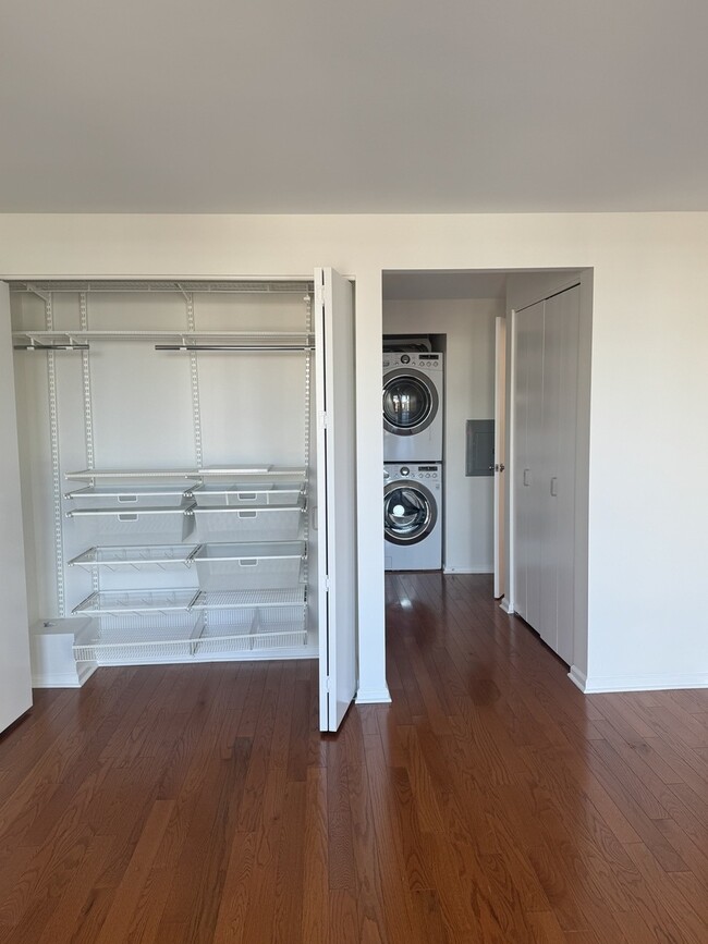 Building Photo - 345 N La Salle Dr