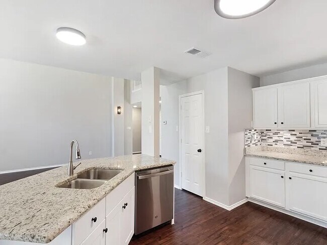 Building Photo - 4729 Woodhaven Ln