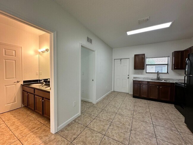 Building Photo - 1045 Villas LLC (1035 NE 10th Ave)