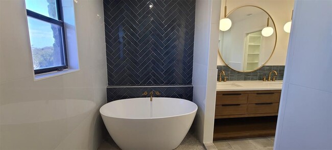 Building Photo - 1723 Lakeway Blvd