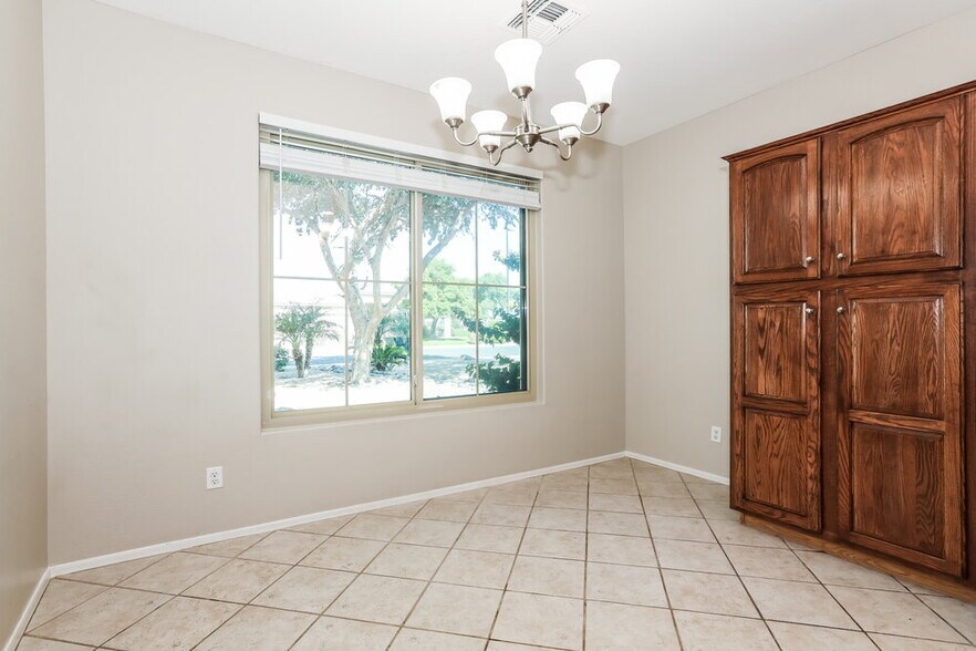 Building Photo - 3355 E Hampton Ln