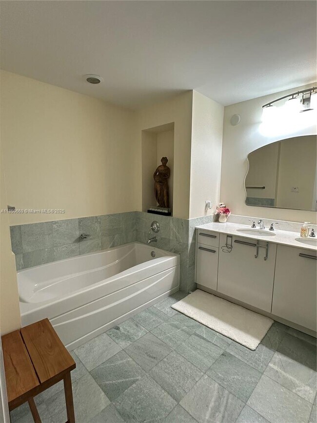 Building Photo - 1060 Brickell Ave