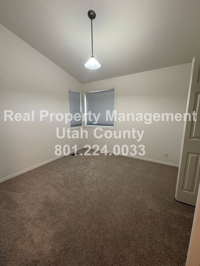 Building Photo - Large and Spacious 4 Bedroom Home!