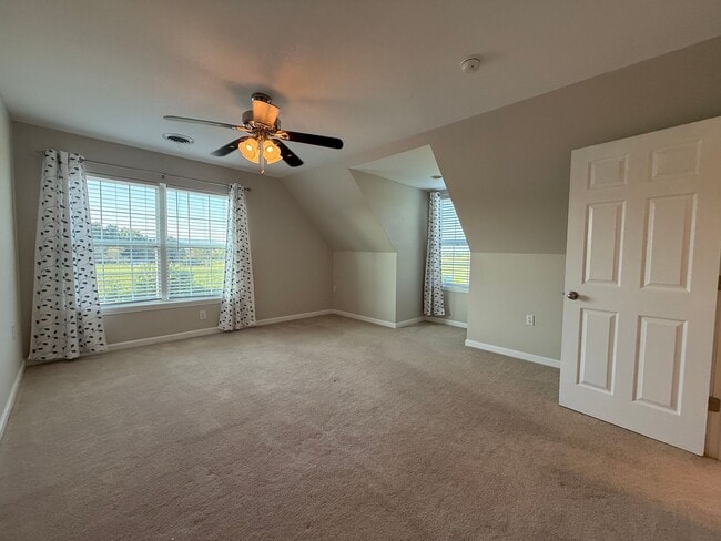 Building Photo - 3 Bedroom 3.5 Bathroom Home Located in Greeneville, TN