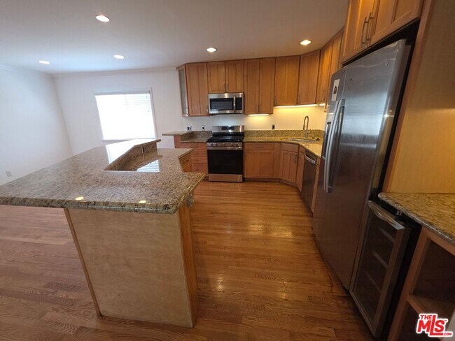 Building Photo - 670 Broadway St