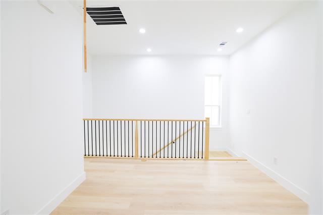 Building Photo - 306 E 7th St