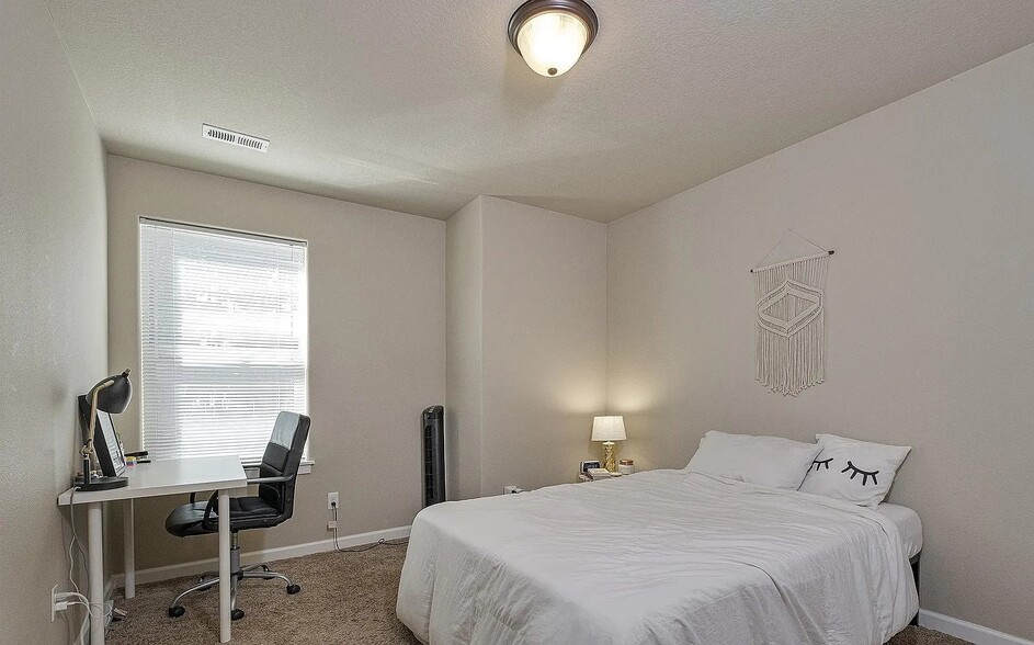 Building Photo - 2733 25th Ave