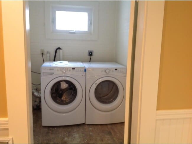 Building Photo - 341 Court St