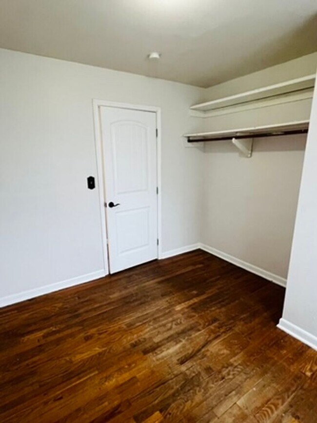 Building Photo - Charming 3 Bedroom Home
