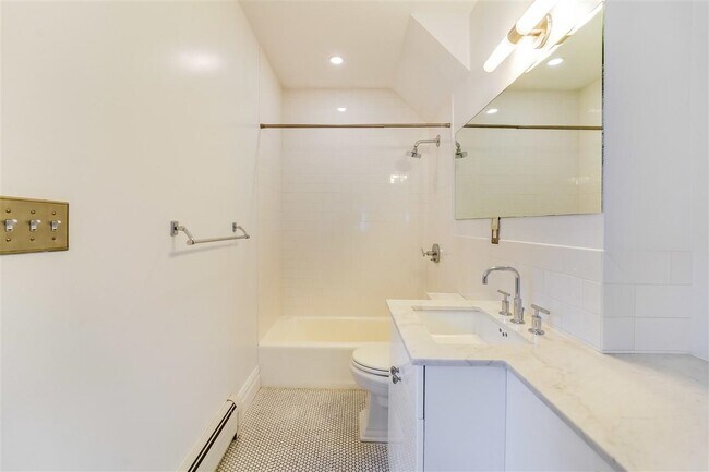 Building Photo - 156 7th St