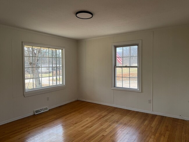 Building Photo - 481 Eldon Rd