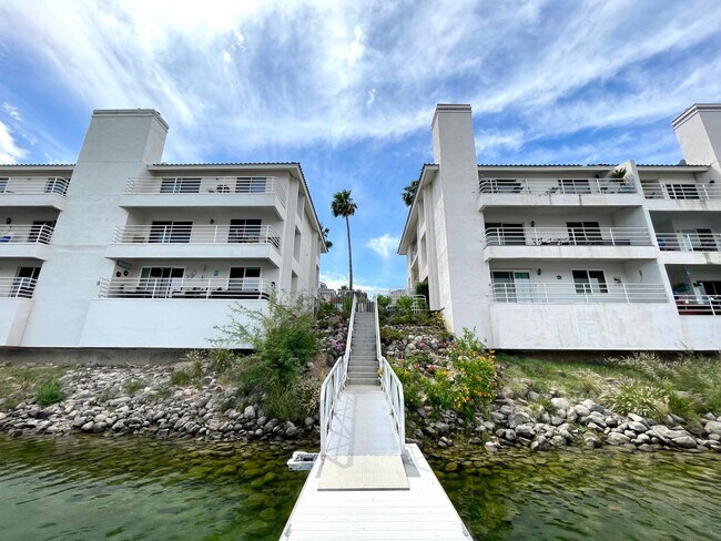 Building Photo - Great 1 Bedroom Condo in the Roadhaven Condos Gated Community!