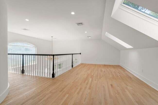 Building Photo - 576 Grove St