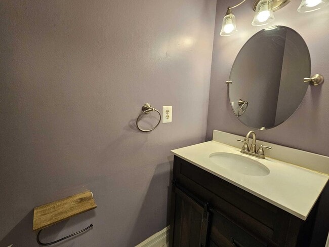 Building Photo - 2011 Vine Way Dr