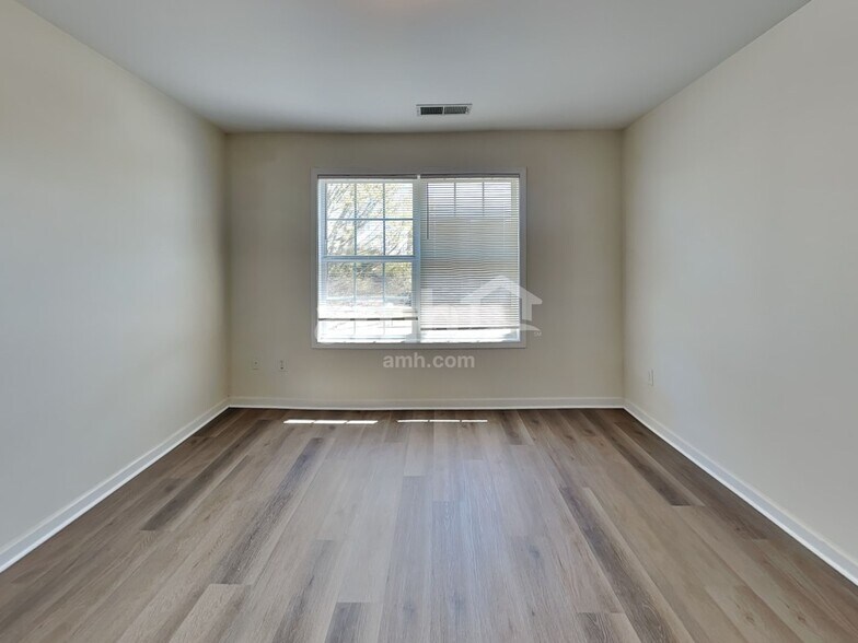 Building Photo - 35 Hampton Pl