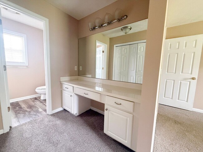 Building Photo - Pet-Friendly 3-Bedroom Home with Garage, Screened-In Porch & Spacious Bedrooms
