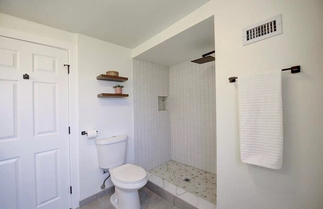 Building Photo - "Charming 1-Bed Retreat with Hardwood Floo...