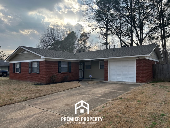 Building Photo - Spacious 4BR Home with Formal Dining, Fenced Yard & Garage in Southaven