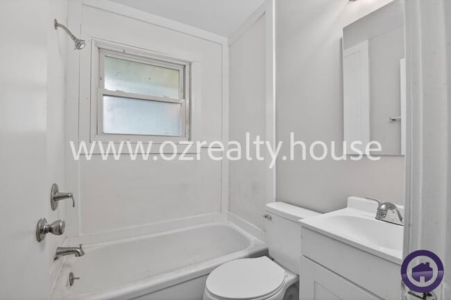Building Photo - 732 Coyne Ave
