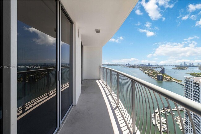 Building Photo - 1750 N Bayshore Dr