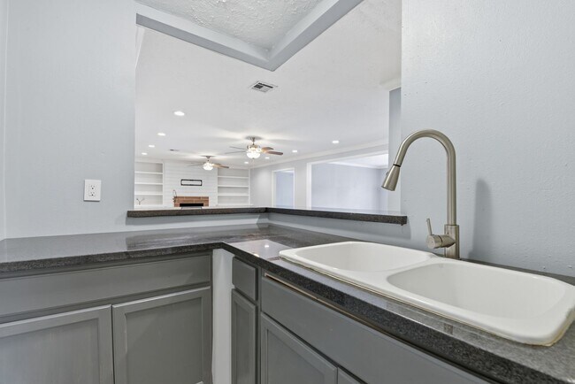 Building Photo - Beautifully Updated 4-Bedroom Home in a Prime Houston Location