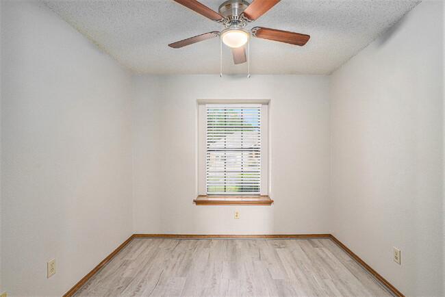 Building Photo - Section 8 Welcomed!! Spacious 5-Bed, 2.5-B...