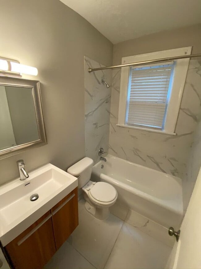 Building Photo - Charming Remodeled 1 Bedroom / 1 Bathroom ...