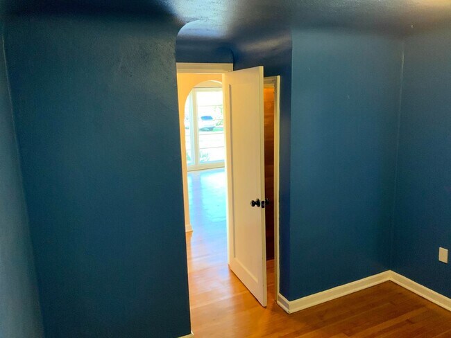 Building Photo - 4 Bedroom, 1.5 Bath House