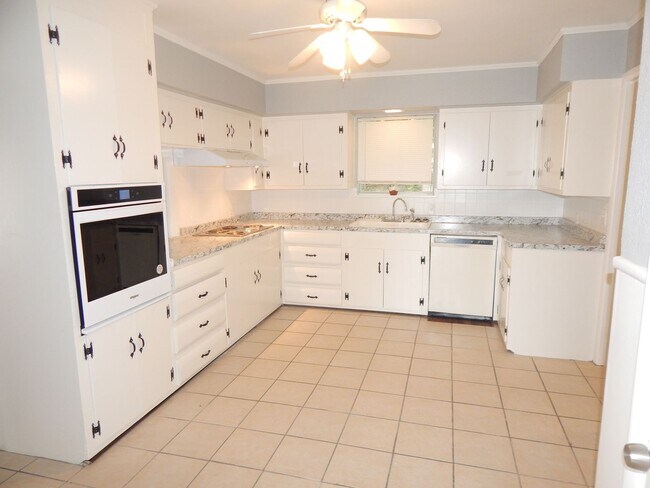 Building Photo - Spacious 3 Bedroom, 2 Bath Home in Tyler!