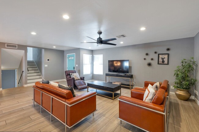 Building Photo - Discover nearly 3,000 sqft of comfort and ...