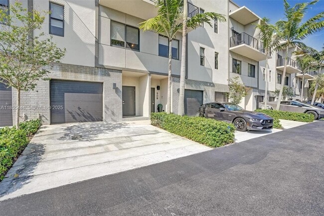 Building Photo - 516 SE 1st Cir