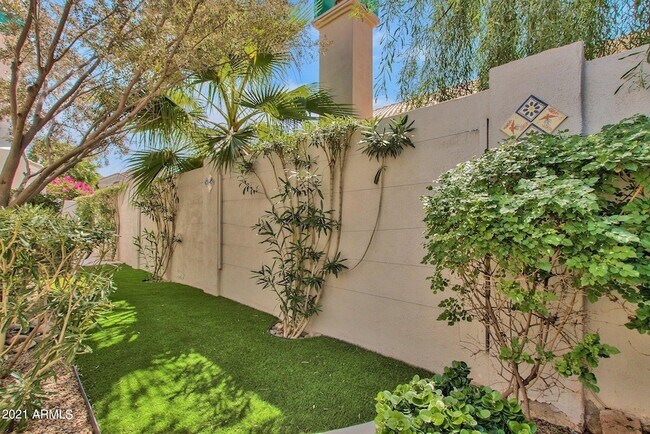 Building Photo - 1138 E Amberwood Dr