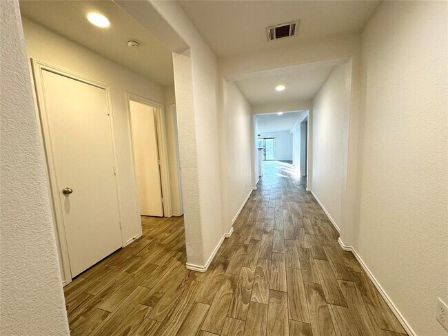 Building Photo - 1152 Hyde Park Dr