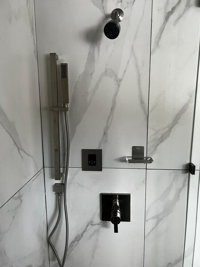 Building Photo - Spacious 4-bedroom + study home; Includes Hot tub and Pool Table - Avail. Now!