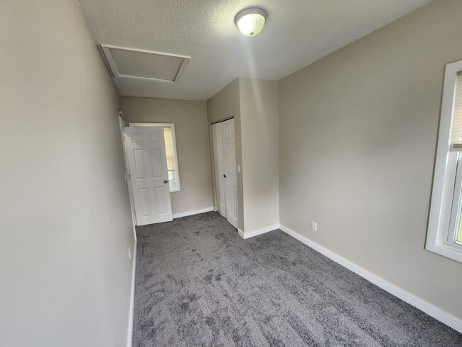 Building Photo - 2 Bedroom House in Rock Island