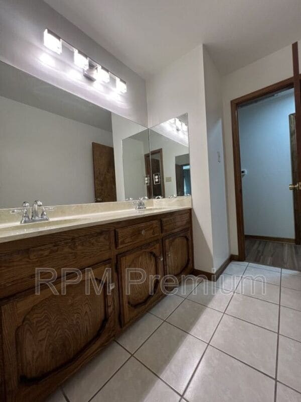 Building Photo - 13936 Cayuga Dr