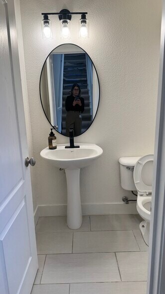 Building Photo - 3301 N Park Dr