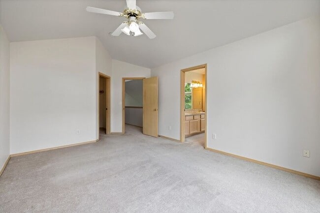 Building Photo - 423 Columbia Point Dr