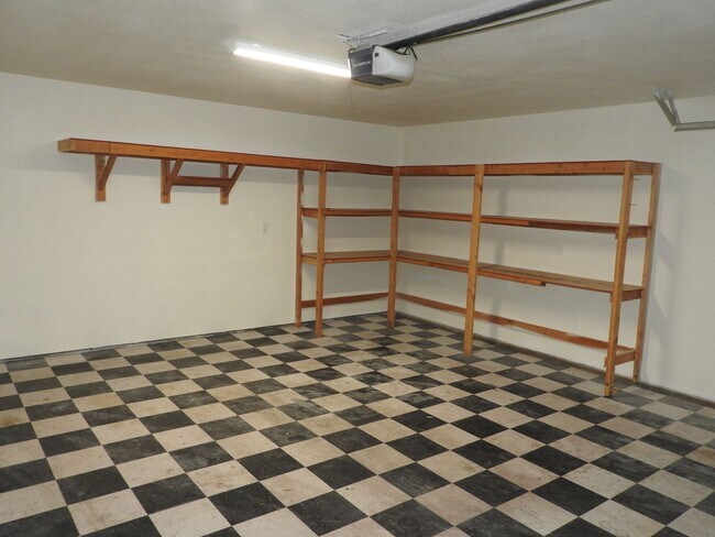 Building Photo - Centrally Located