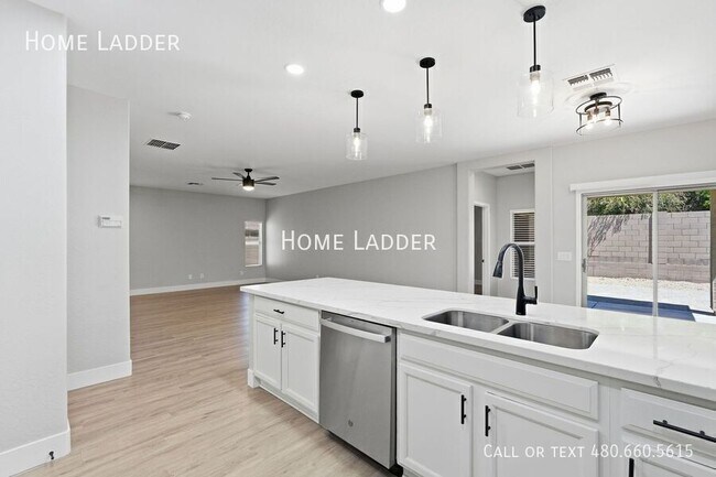 Building Photo - 2576 W Preserve Way