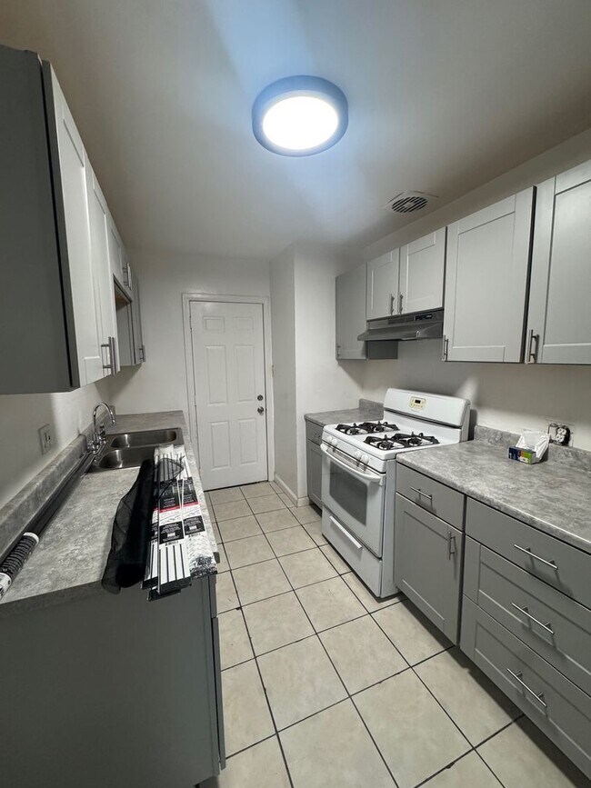 Building Photo - S 33rd