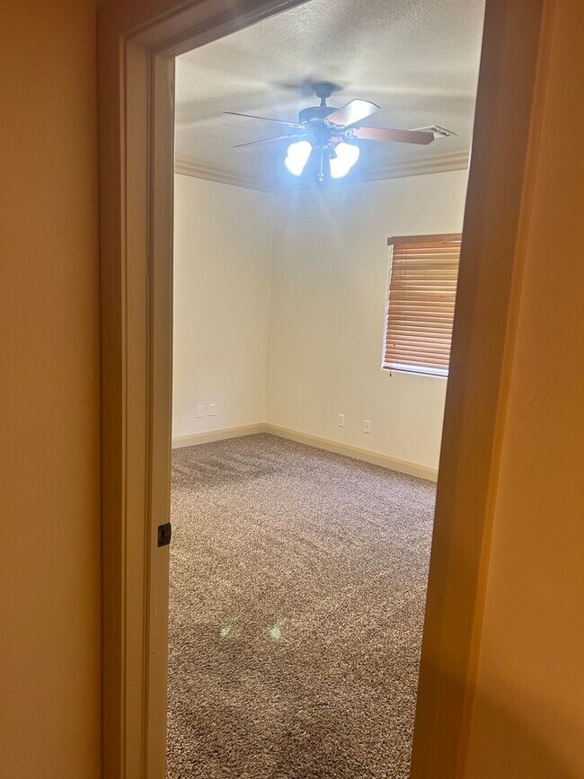 Building Photo - La Verkin Charm!